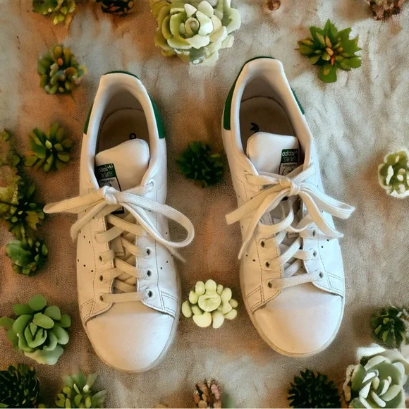 Adidas Stan Smith Classics - Picture 2 of 4